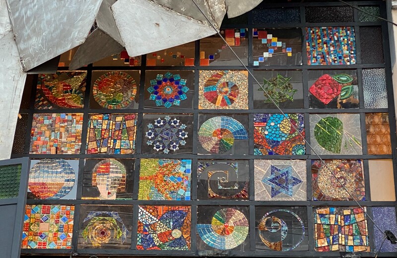 Mosaico Veneciano, vidrio sobre vidrio (30 X30 cm c/u)
Consigna:
Simplificación de la figura, geometrización .
Arte fractal y repetición
